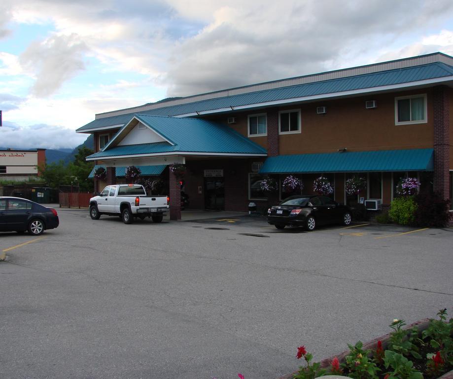 Canadas Best Value Inn & Suites-Castlegar Exterior photo