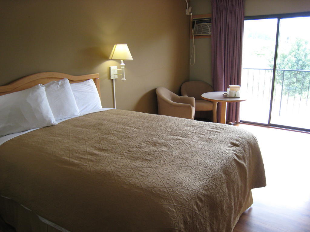 Canadas Best Value Inn & Suites-Castlegar Room photo